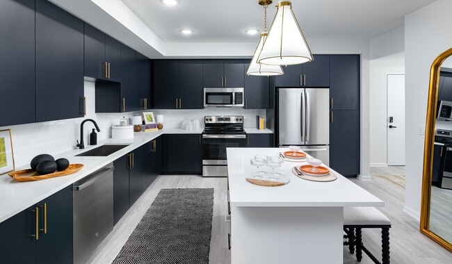 Las cocinas, amplias y modernas, cuentan con elegantes electrodomésticos de acero inoxidable.