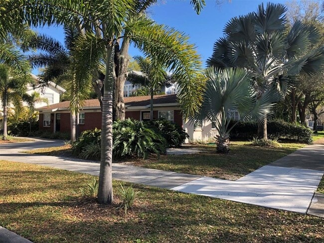 Building Photo - 902 S Bruce St Unit B