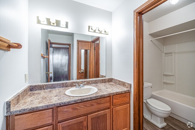 2BR, 1BA - 840SF