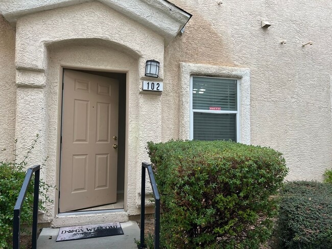 Building Photo - 2 story townhome in Mountains Edge