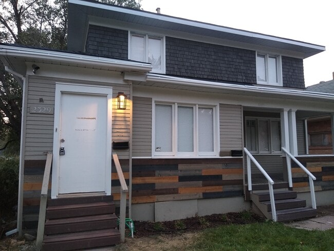 Building Photo - 2329 Van Buren Ave Unit 2329