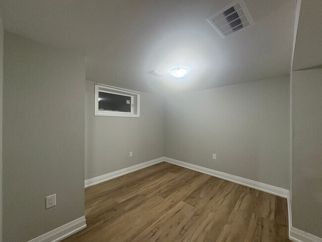 Photo - 3 Bed Basement in Hamilton Unit Basement