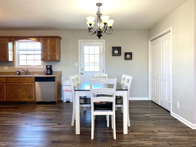 Photo - 556 Oakmont Dr