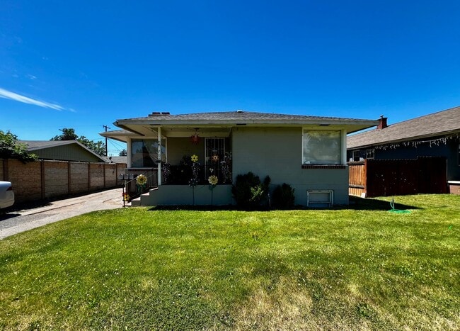 Building Photo - H706 Unit B
