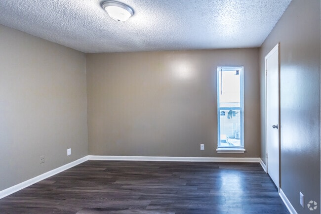 2 BR, 1,5 BA - 775SF