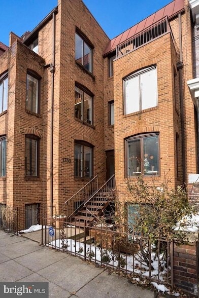 Photo - 1753 Swann St NW Unidad 2