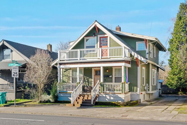Photo - Charming, vintage 2-bdrm/1-bath upper in Richmond neighborhood. W/D, storage, off-street parking Unit 2131