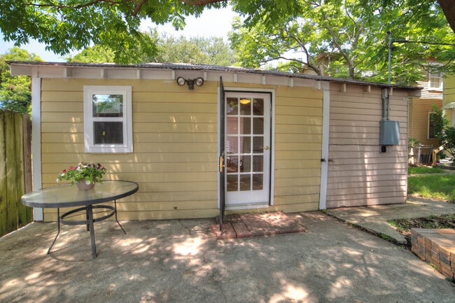 Building Photo - 2606 S Carrollton Ave Unit Apt B