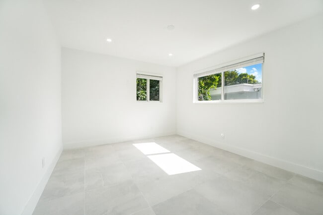 Photo - 857 W 34th St