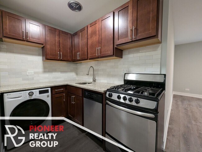445 W Barry Ave Unit 405