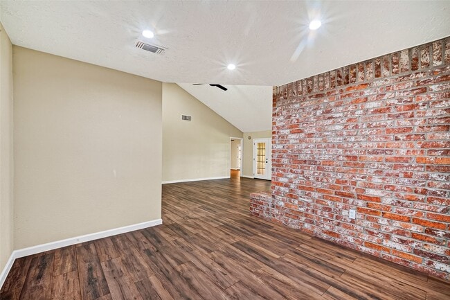 Photo - 711 Leicester Ln