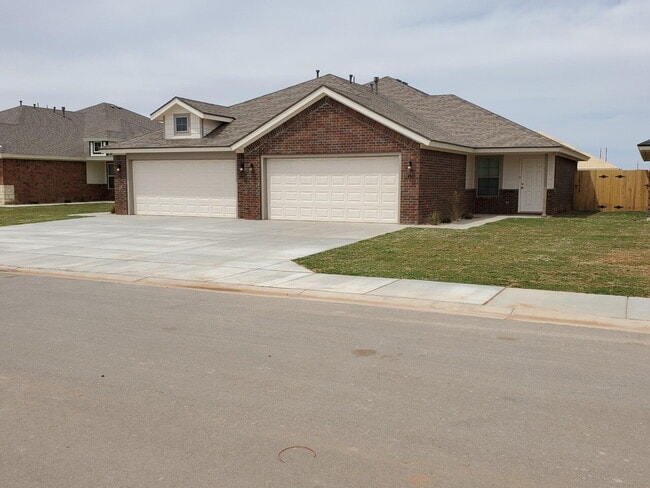 Building Photo - "Charming 3-Bedroom Duplex Retreat with 2 Baths in the Heart of Lubbock – 1360 Sq Ft of Cozy Livi...