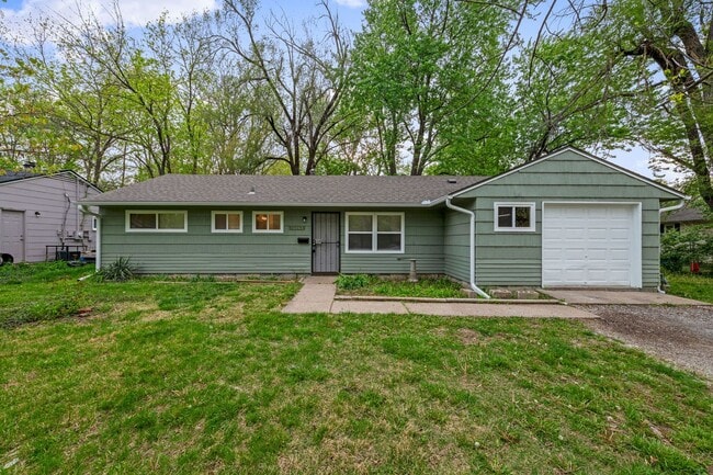 COMING SOON! 5 Bedrooms, 2 Bathrooms in Ka... - COMING SOON! 5 Bedrooms, 2 Bathrooms in Ka... House