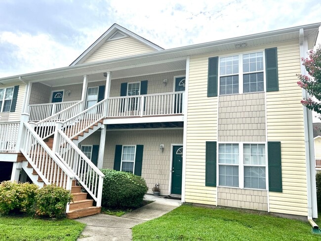 Building Photo - Updated Holten Place, top floor, two bedro... Rental