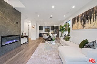 Photo - 18315 Collins St
