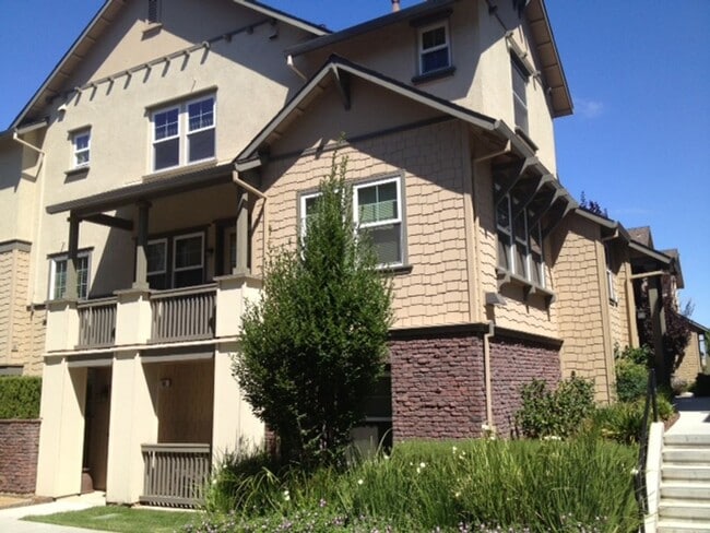 Building Photo - 3 BD/3.5 BA Townhouse in downtown Livermore Station, No Pets