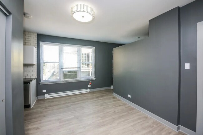 Photo - 944 W Montrose Ave