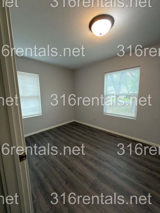 Photo - 231 E Larry St