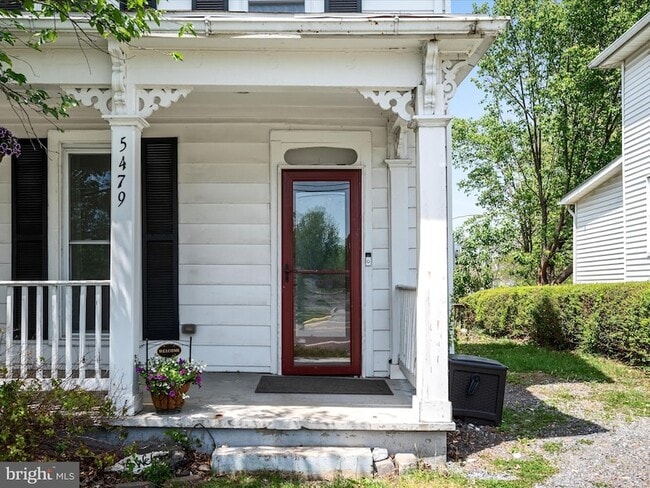 Photo - 5479 Main St