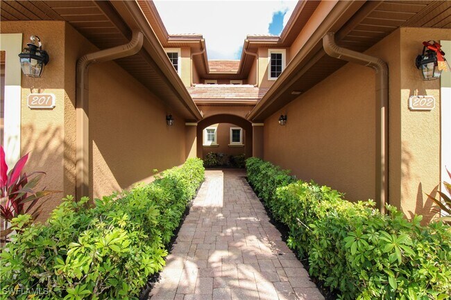 6657 Alden Woods Cir Unit 201