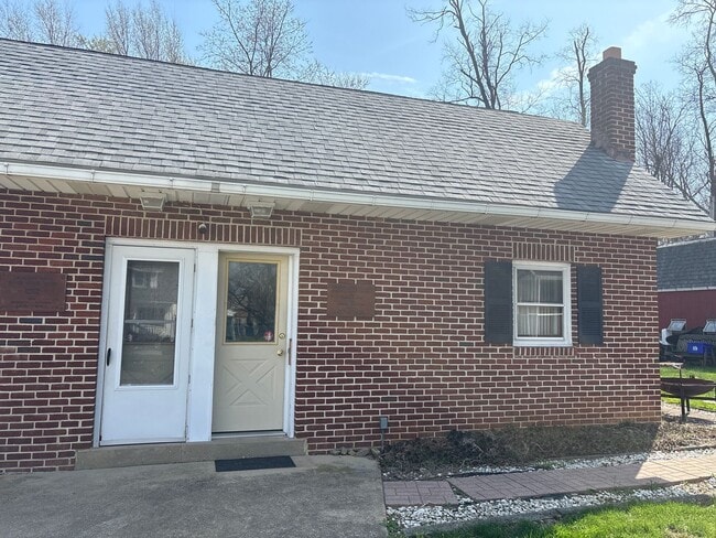 Building Photo - 1 Bedroom 1 Bath 2 Story Cottage-Suburban SD