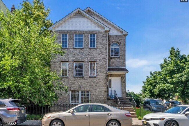Building Photo - 328 Hawthorne Ave Unit 1