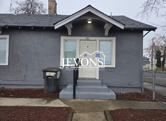 Photo - 201 N 6th St