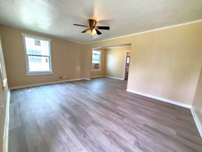 Photo - 1878 Delaware St