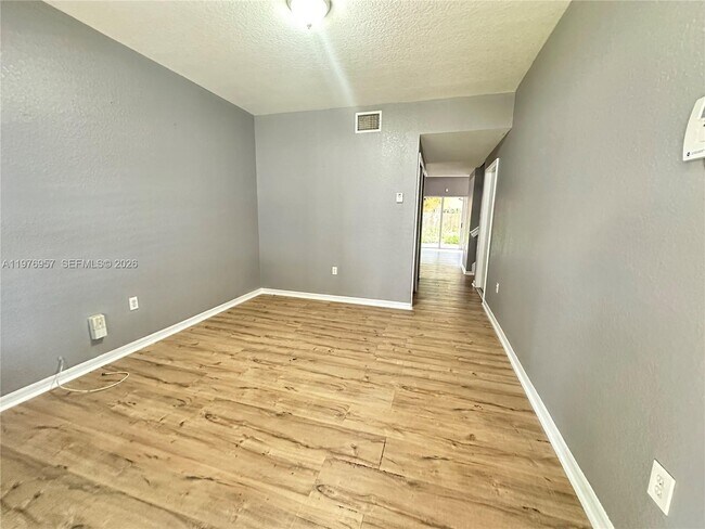 Photo - 687 SW 10th St