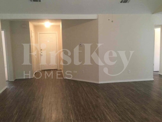Photo - 728 Southwynd St