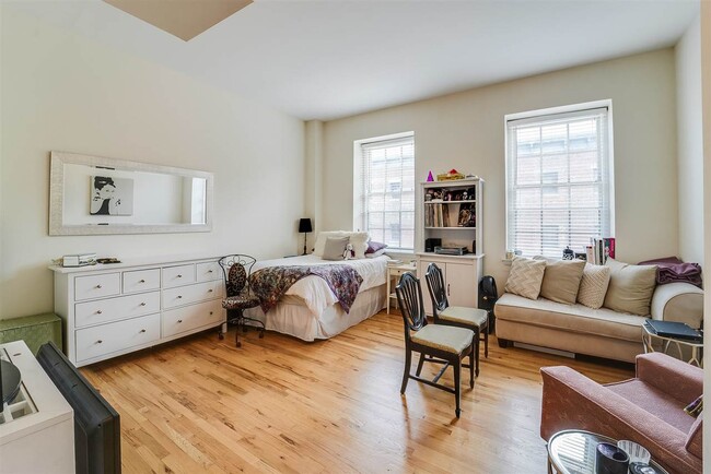 Building Photo - 341 Monmouth St Unit 305 Rental