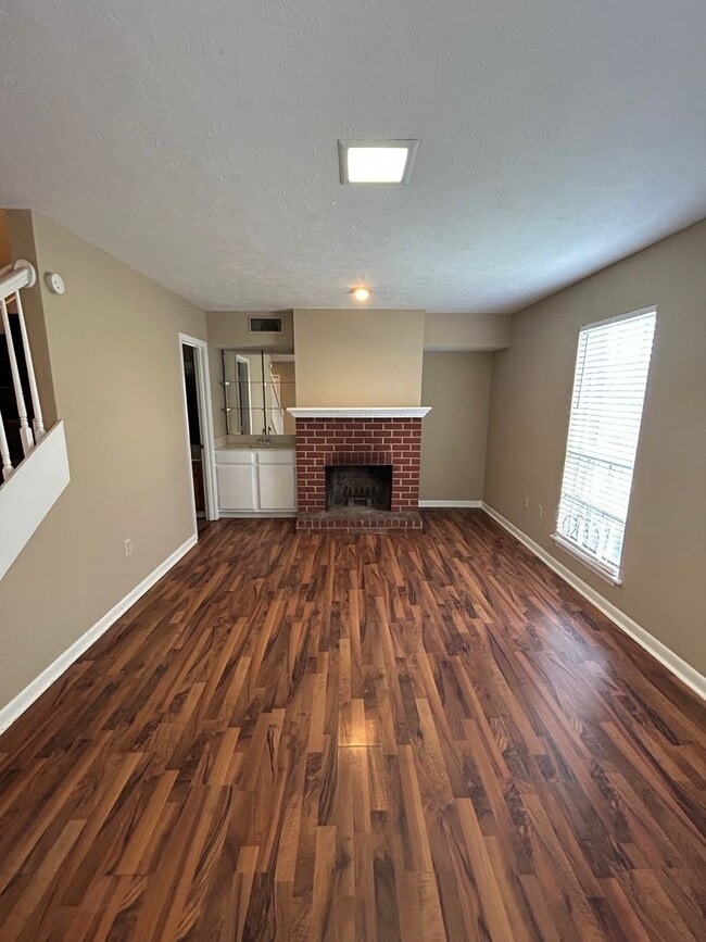Photo - 900 Whitworth St