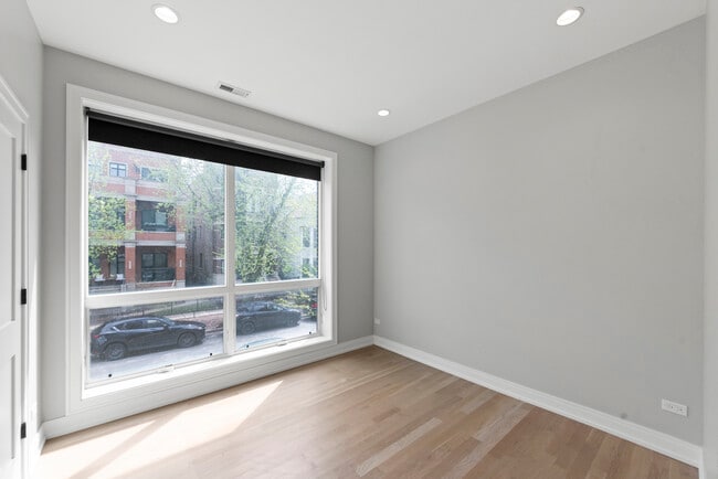 Photo - 1050 W Cornelia Ave Unit 402