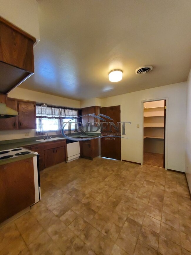 Photo - (2526m) 231 E. 18th St/ 1806 Sampson Unidad A