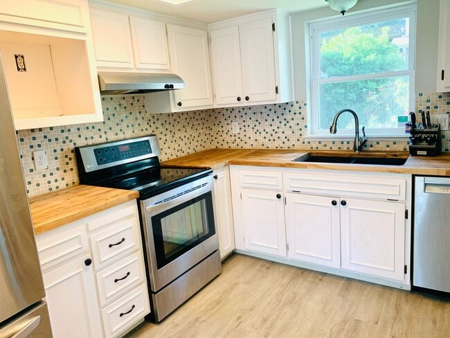 Photo - Light, Bright and Updated 2 bed 1.5 bath townhouse in Lynnwood
