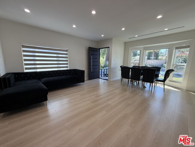 Photo - 8561 Kyle St