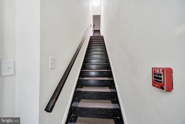 Escalera - 2517 Saint Paul St Unidad 3
