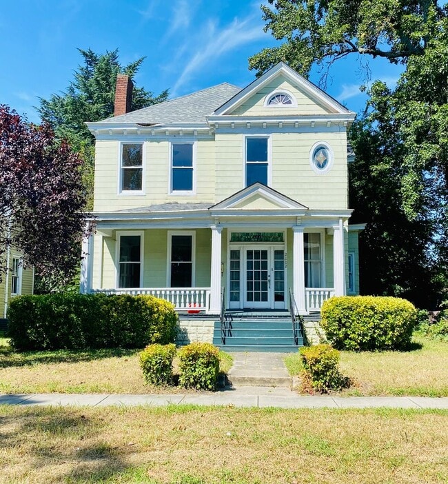 Building Photo - Gorgeous 3 bdrm/2.5 bath newly renovated h... Rental