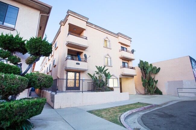 Building Photo - 1510 S Barrington Ave Unit 204 Rental