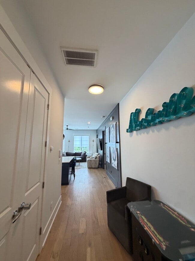 Building Photo - Stunning West End Nashville Condo - Available Now!