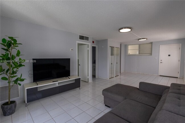 Building Photo - 1750 James Ave Unit 7L