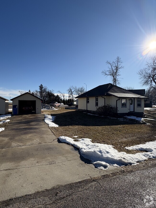 Building Photo - 307 1st St N Rental