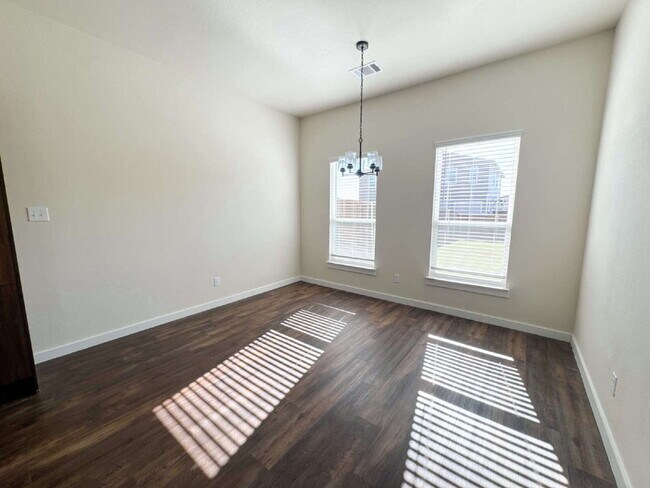 Photo - 4 Bedroom, 2.5 Bath in Midlothian ISD Near 287 & 67