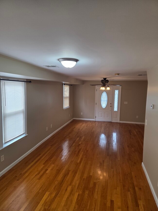 Family room - 362 Forest St Unit House 1