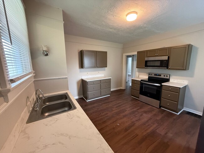 Building Photo - Beautifully Renovated 3 Bedroom/2 Bath Single-Family Home!