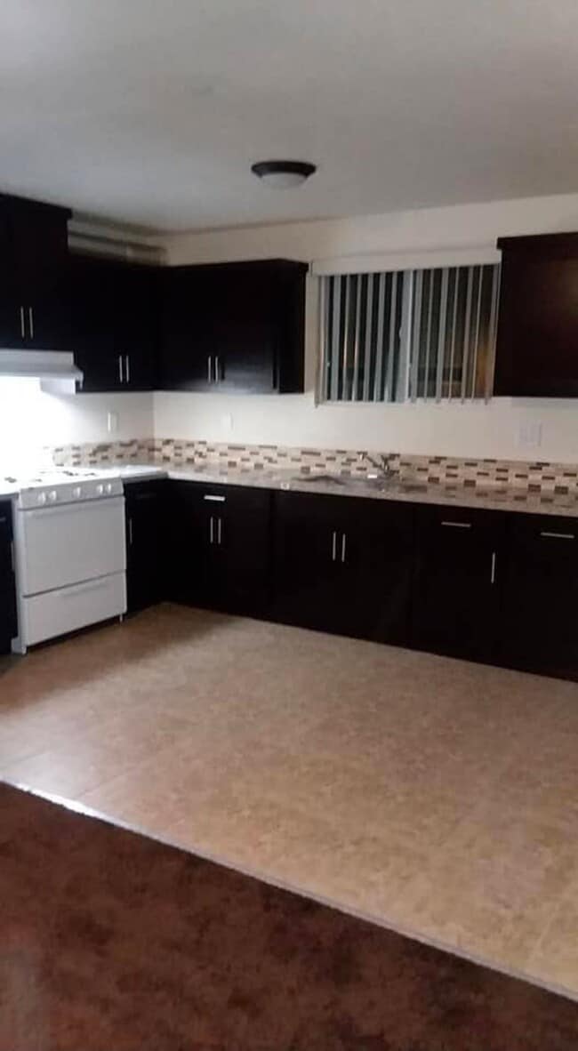 Building Photo - 639 W 95th St