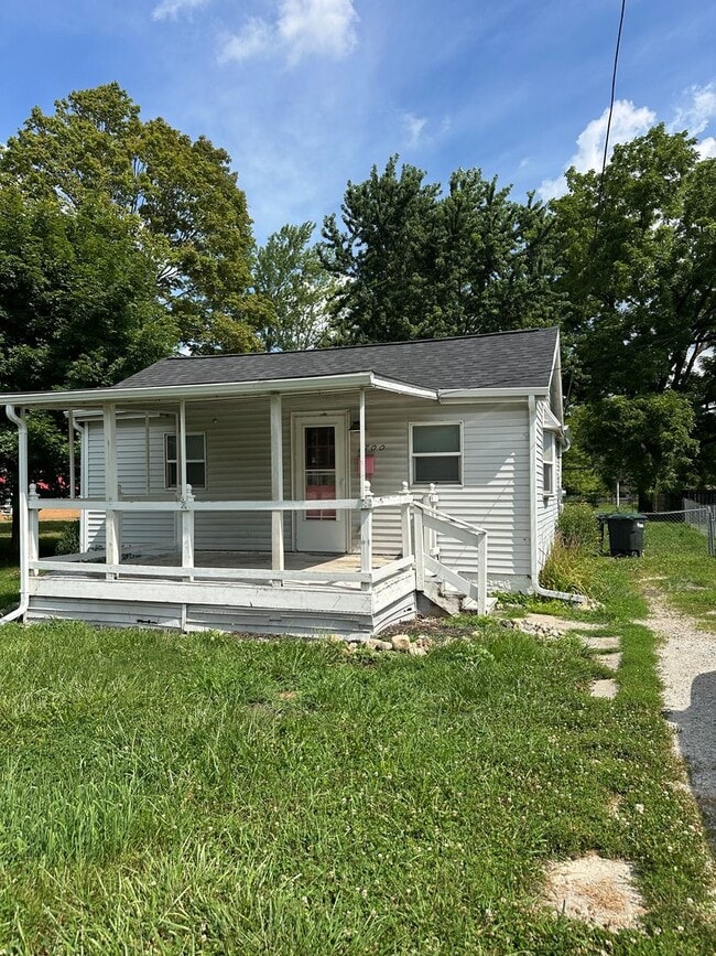 Building Photo - Big Backyard Energy | 2BR City House with County Space!