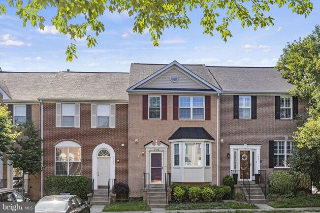 This beautiful 3-bedroom townhome is nestl... - This beautiful 3-bedroom townhome is nestl...