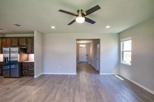 Photo - 837 Falkland Trace