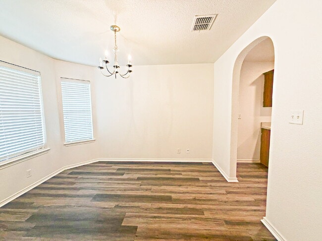 Photo - 3949 Wensledale Dr